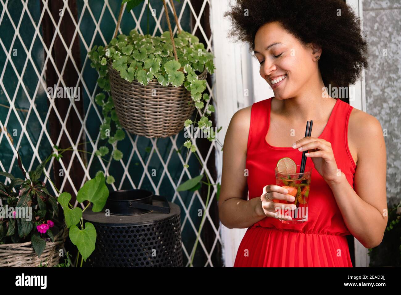 Mode de vie portrait of woman posing sur la rue avec verre Banque D'Images