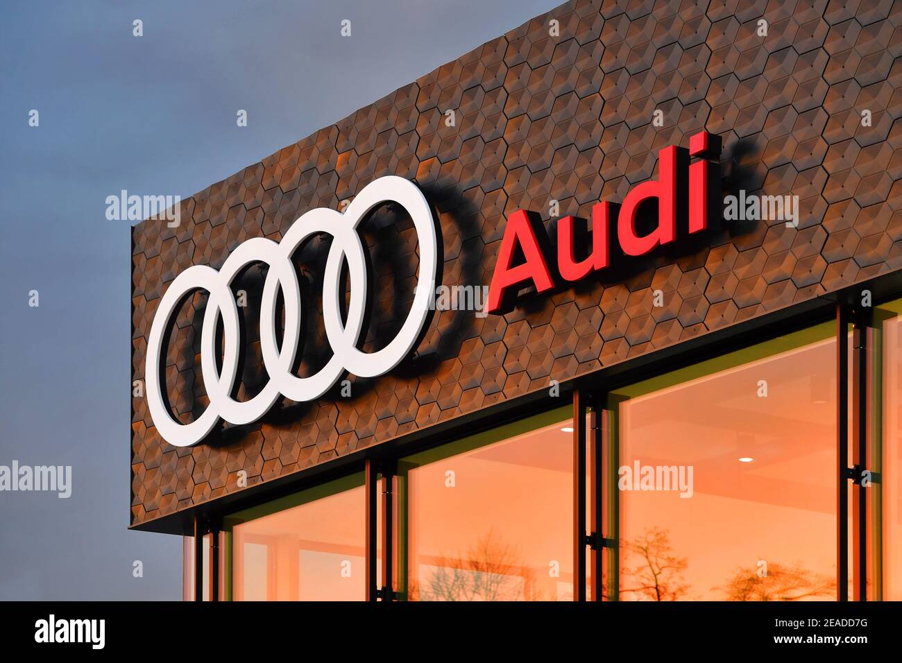 Munich, Allemagne. 08 février 2021. Audi sonne dans le nouveau centre Audi à Munich Trudering, concession automobile, concession automobile, atelier autorisé, logo, marque de voiture. Constructeur automobile, logo, emblème, | usage dans le monde crédit : dpa/Alay Live News Banque D'Images