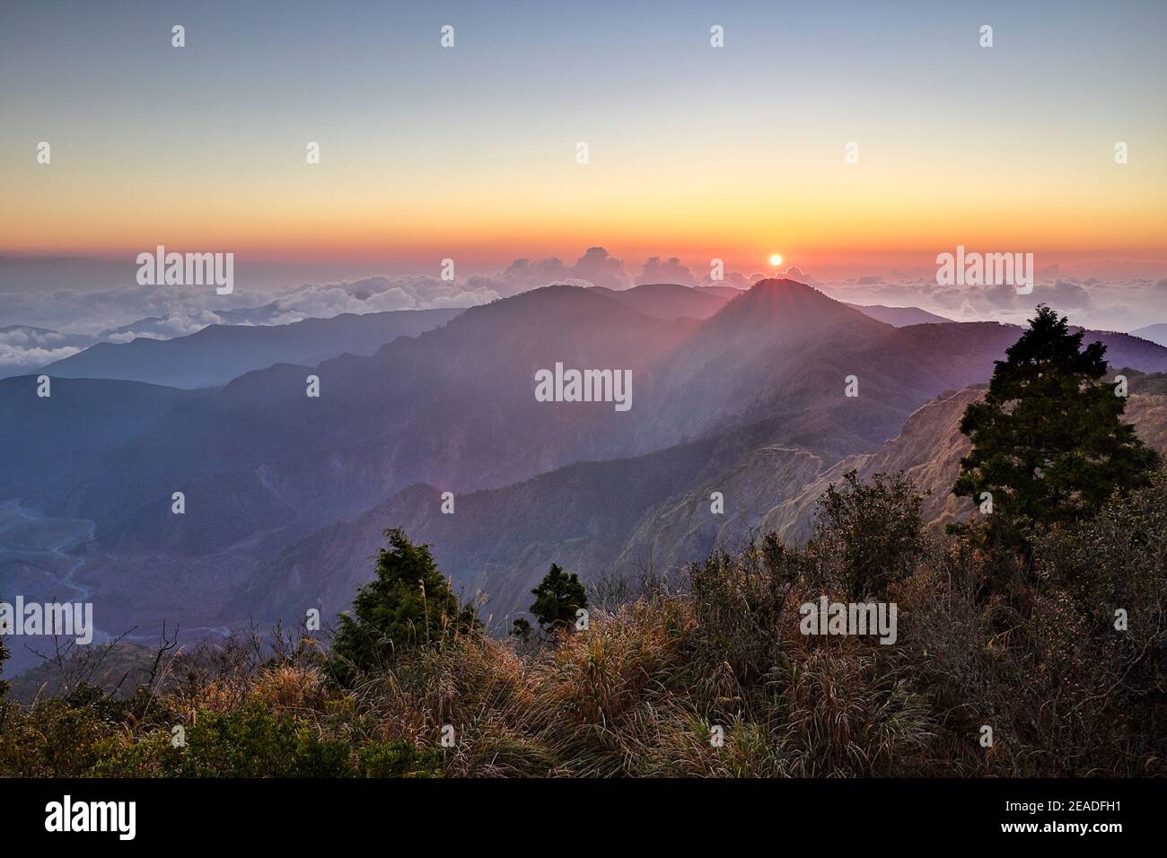 Wangyangshan Sunrise à l'aire de loisirs de la forêt nationale de Taipingshan à Yilan, Taïwan Banque D'Images