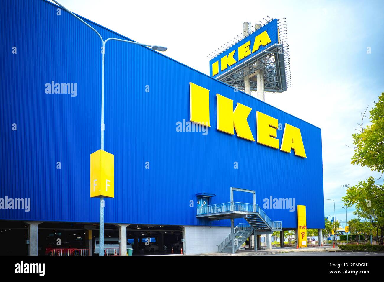 Smut Prakan ,Thaïlande - août 01,2019 :logo de la société de meubles IKEA  Sur l'extérieur du bâtiment, KEA est le plus grand détaillant de meubles au  monde et vend prêt Photo Stock -