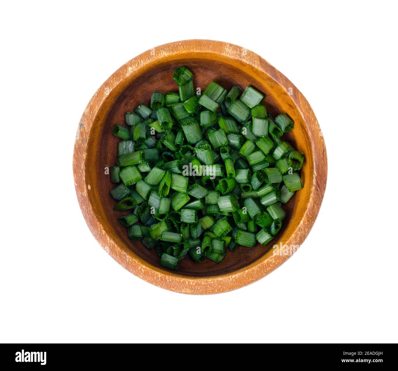 Bol avec des tranches d'oignons verts hachés pour préparer des plats sains. Studio photo Banque D'Images