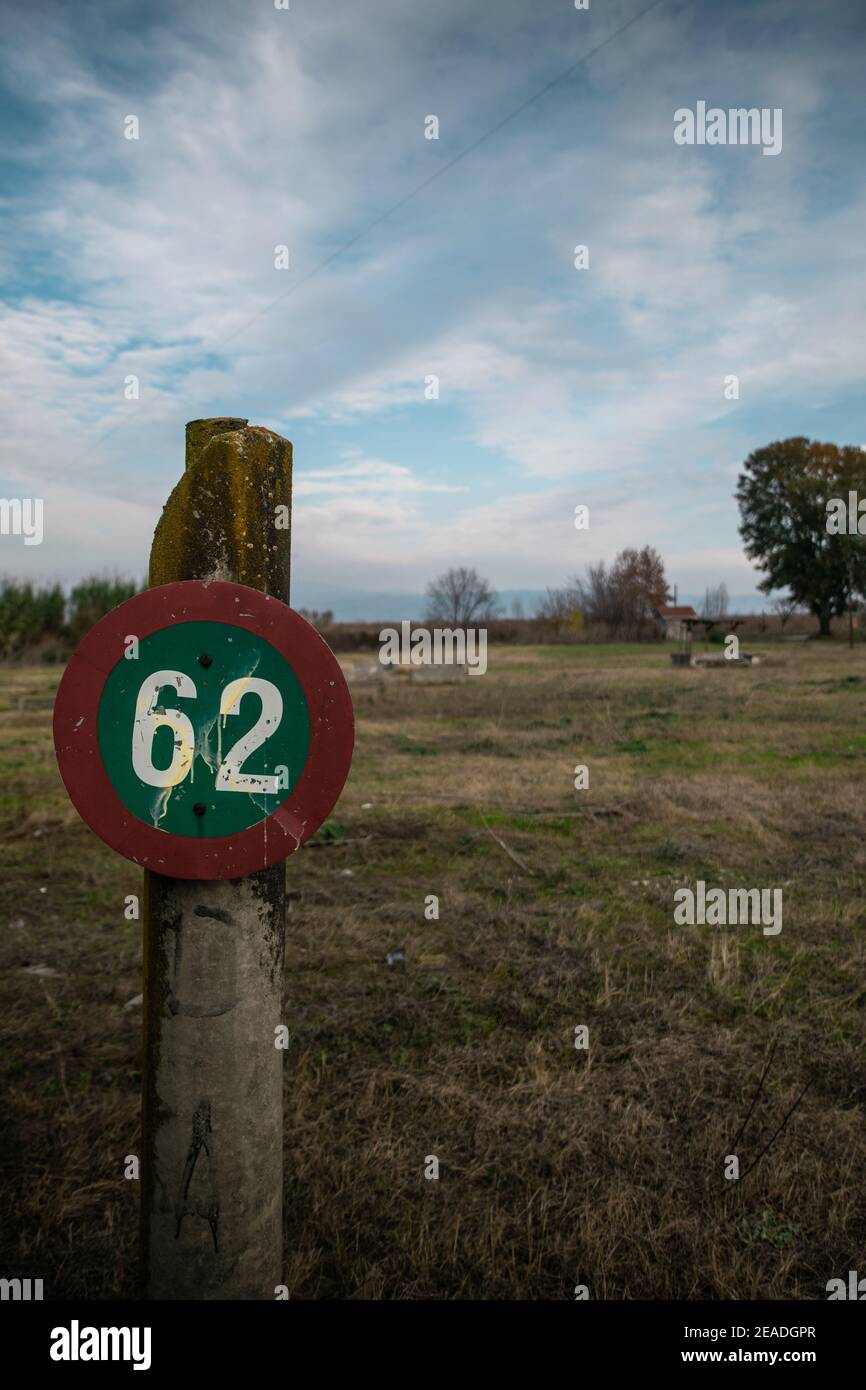 Signe de vitesse vintage étrange sur un champ abandonné dans la campagne Banque D'Images