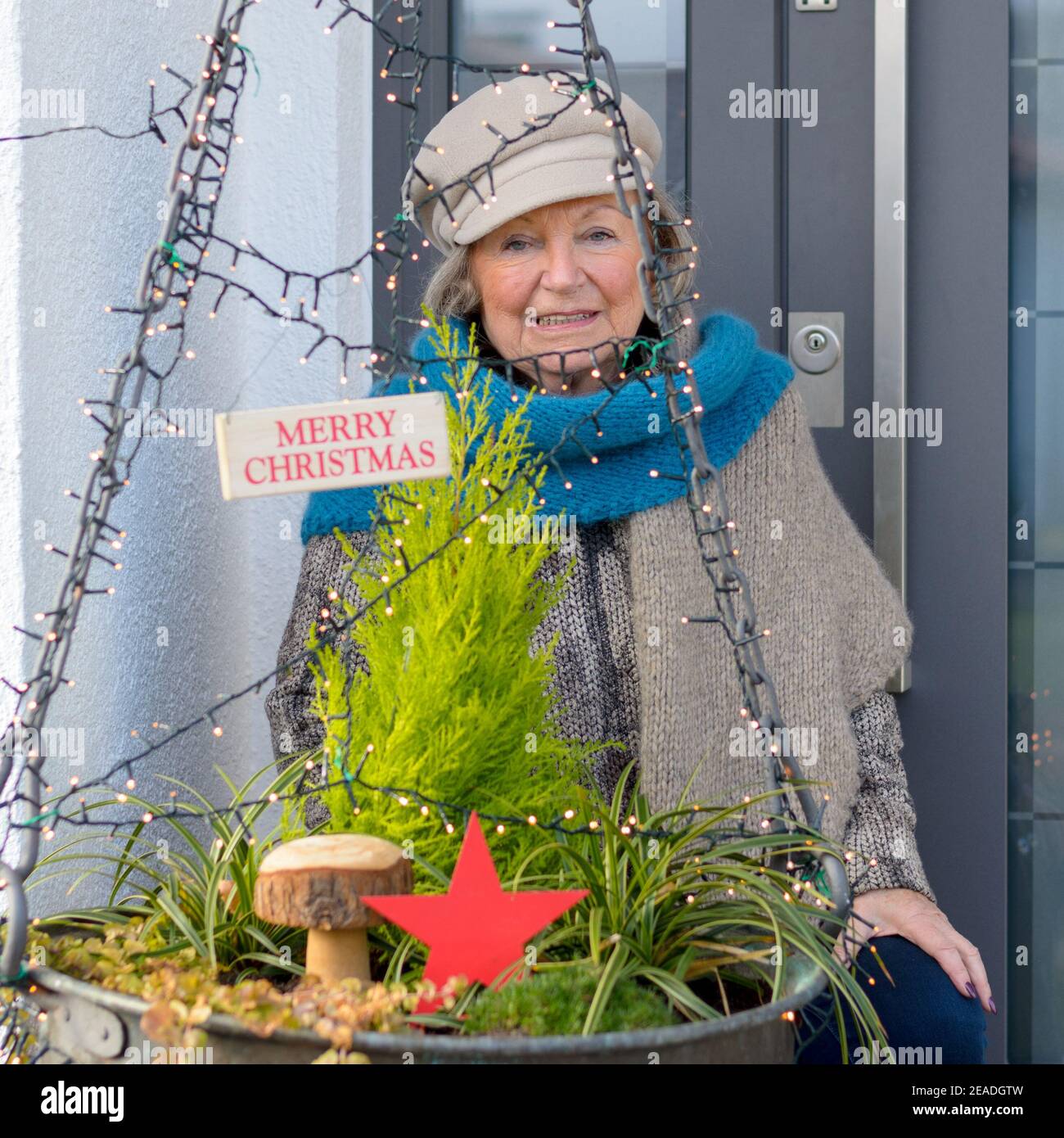 Grand-mère pendant Noël debout à l'extérieur Banque D'Images