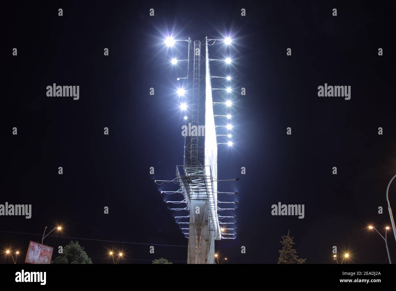 Panneau d'affichage commercial géant éclairé la nuit Banque D'Images