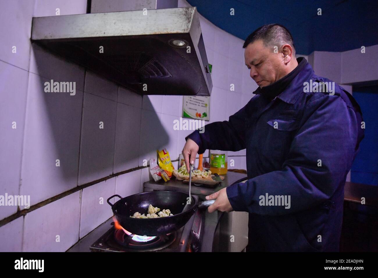 (210209) -- TIANJIN, le 9 février 2021 (Xinhua) -- Li Hongqi dîne au phare de Dagu, qui se trouve à 12.9 milles marins à l'est du port de Tianjin, dans la municipalité de Tianjin, au nord de la Chine, le 20 janvier 2021. Le phare de Dagu, d'une hauteur de 38.3 mètres, avec une portée lumineuse de 17 milles marins, est mis en service depuis le 1er mai 1978. Li Hongqi, 47 ans, est un gardien du phare de Dagu. Les gardiens travaillent ici dans une rotation d'un mois, en maintenant les lumières du phare pour garantir la sécurité de la navigation des navires. Les nécessités quotidiennes sont servies une fois par mois, et les gardiens se tournent vers les dispositifs d'éclairage et de chauffage seulement quand ils sont en dérite Banque D'Images