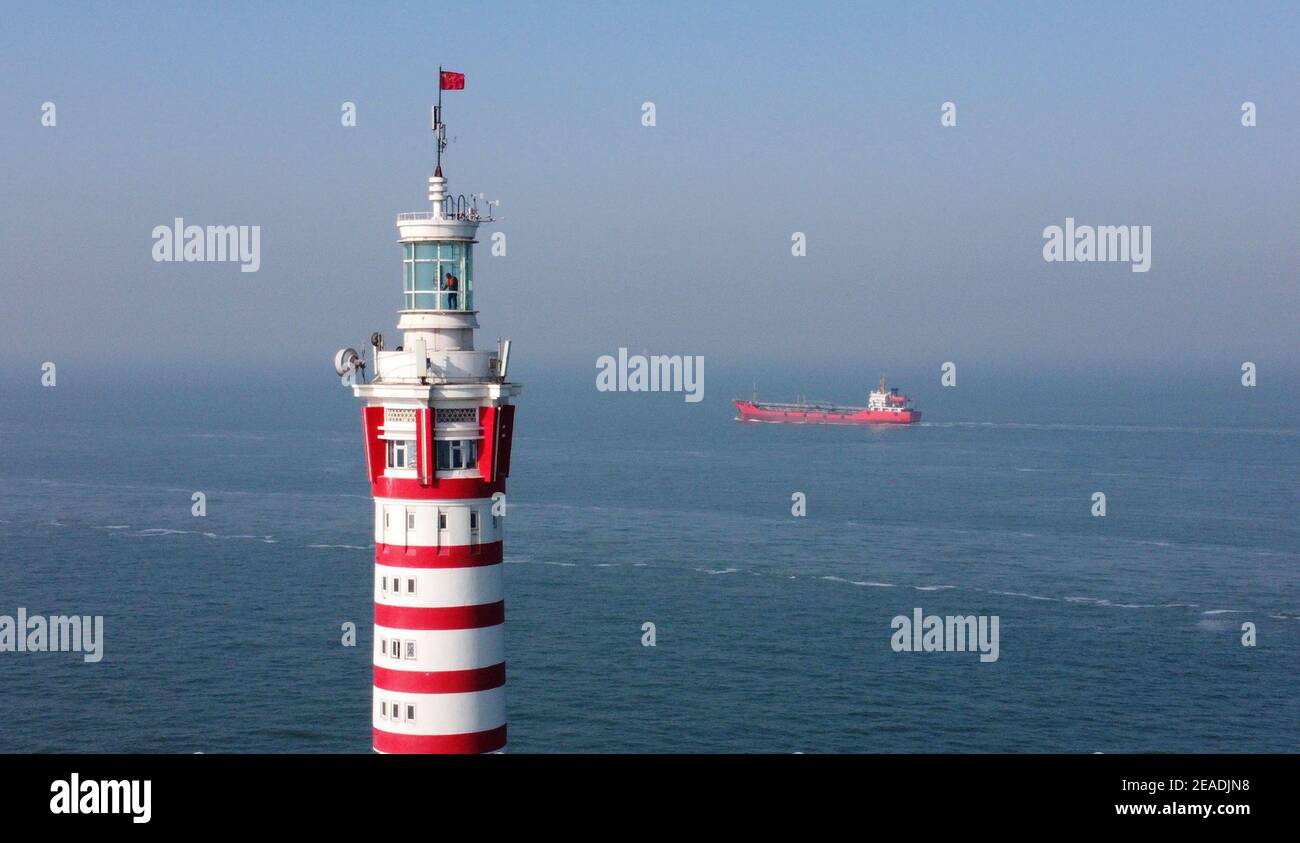 (210209) -- TIANJIN, le 9 février 2021 (Xinhua) -- une photo aérienne prise le 5 février 2021 montre le phare de Dagu qui se trouve à 12.9 milles marins à l'est du port de Tianjin de la municipalité de Tianjin, au nord de la Chine. Le phare de Dagu, d'une hauteur de 38.3 mètres, avec une portée lumineuse de 17 milles marins, est mis en service depuis le 1er mai 1978. Li Hongqi, 47 ans, est un gardien du phare de Dagu. Les gardiens travaillent ici dans une rotation d'un mois, en maintenant les lumières du phare pour garantir la sécurité de la navigation des navires. Les nécessités quotidiennes sont servies une fois par mois, et les gardiens se tournent vers les dispositifs d'éclairage et de chauffage seulement quand ils sont en dérite Banque D'Images