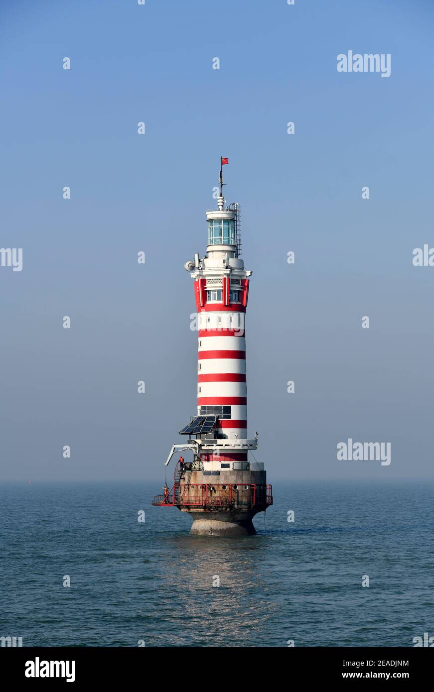 (210209) -- TIANJIN, le 9 février 2021 (Xinhua) -- la photo prise le 5 février 2021 montre le phare de Dagu qui se trouve à 12.9 milles marins à l'est du port de Tianjin, dans la municipalité de Tianjin, au nord de la Chine. Le phare de Dagu, d'une hauteur de 38.3 mètres, avec une portée lumineuse de 17 milles marins, est mis en service depuis le 1er mai 1978. Li Hongqi, 47 ans, est un gardien du phare de Dagu. Les gardiens travaillent ici dans une rotation d'un mois, en maintenant les lumières du phare pour garantir la sécurité de la navigation des navires. Les nécessités quotidiennes sont servies une fois par mois, et les gardiens se tournent vers les dispositifs d'éclairage et de chauffage seulement quand cela est nécessaire. Banque D'Images