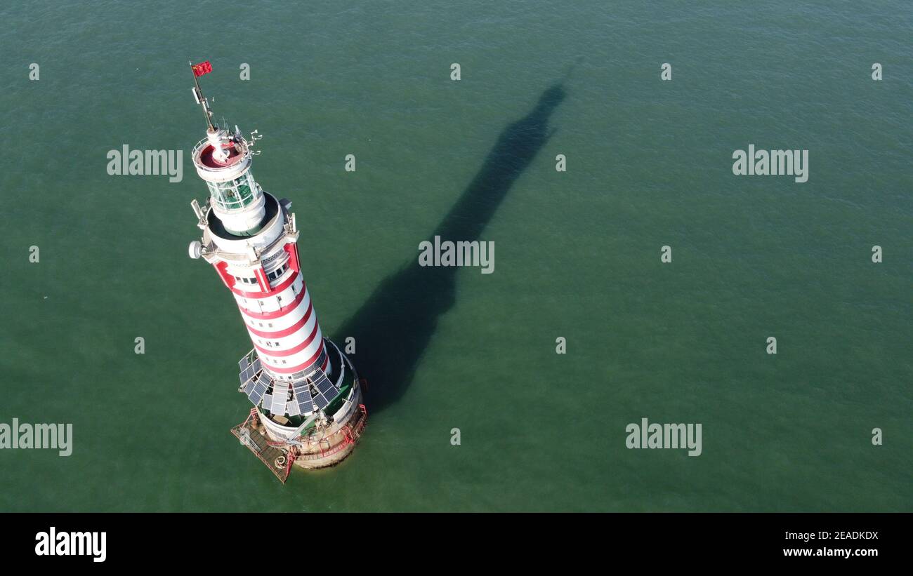 (210209) -- TIANJIN, le 9 février 2021 (Xinhua) -- une photo aérienne prise le 5 février 2021 montre le phare de Dagu qui se trouve à 12.9 milles marins à l'est du port de Tianjin de la municipalité de Tianjin, au nord de la Chine. Le phare de Dagu, d'une hauteur de 38.3 mètres, avec une portée lumineuse de 17 milles marins, est mis en service depuis le 1er mai 1978. Li Hongqi, 47 ans, est un gardien du phare de Dagu. Les gardiens travaillent ici dans une rotation d'un mois, en maintenant les lumières du phare pour garantir la sécurité de la navigation des navires. Les nécessités quotidiennes sont servies une fois par mois, et les gardiens se tournent vers les dispositifs d'éclairage et de chauffage seulement quand ils sont en dérite Banque D'Images
