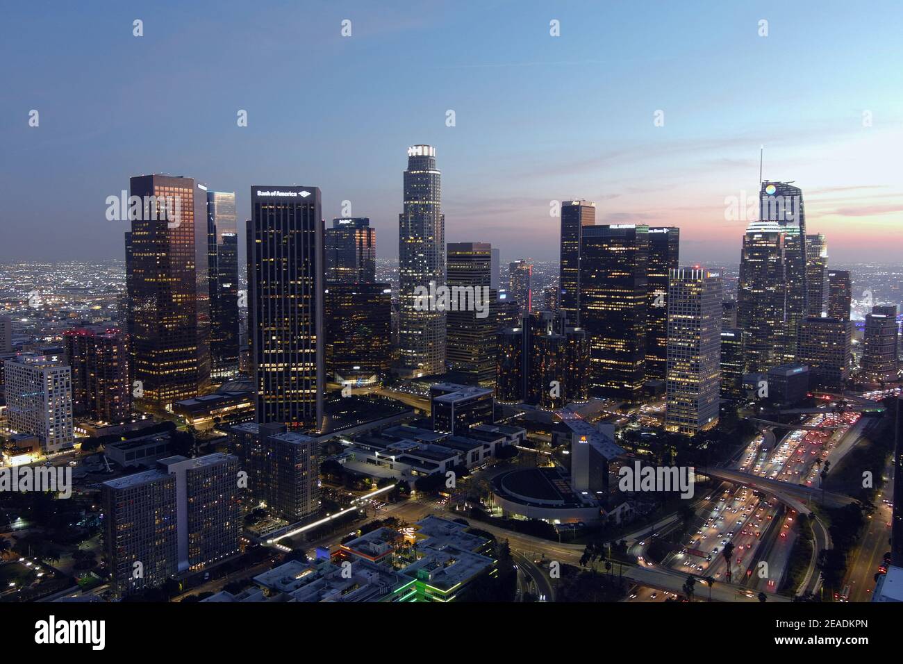 Une vue aérienne sur les gratte-ciel du centre-ville de Los Angeles le lundi 8 février 2021. Banque D'Images