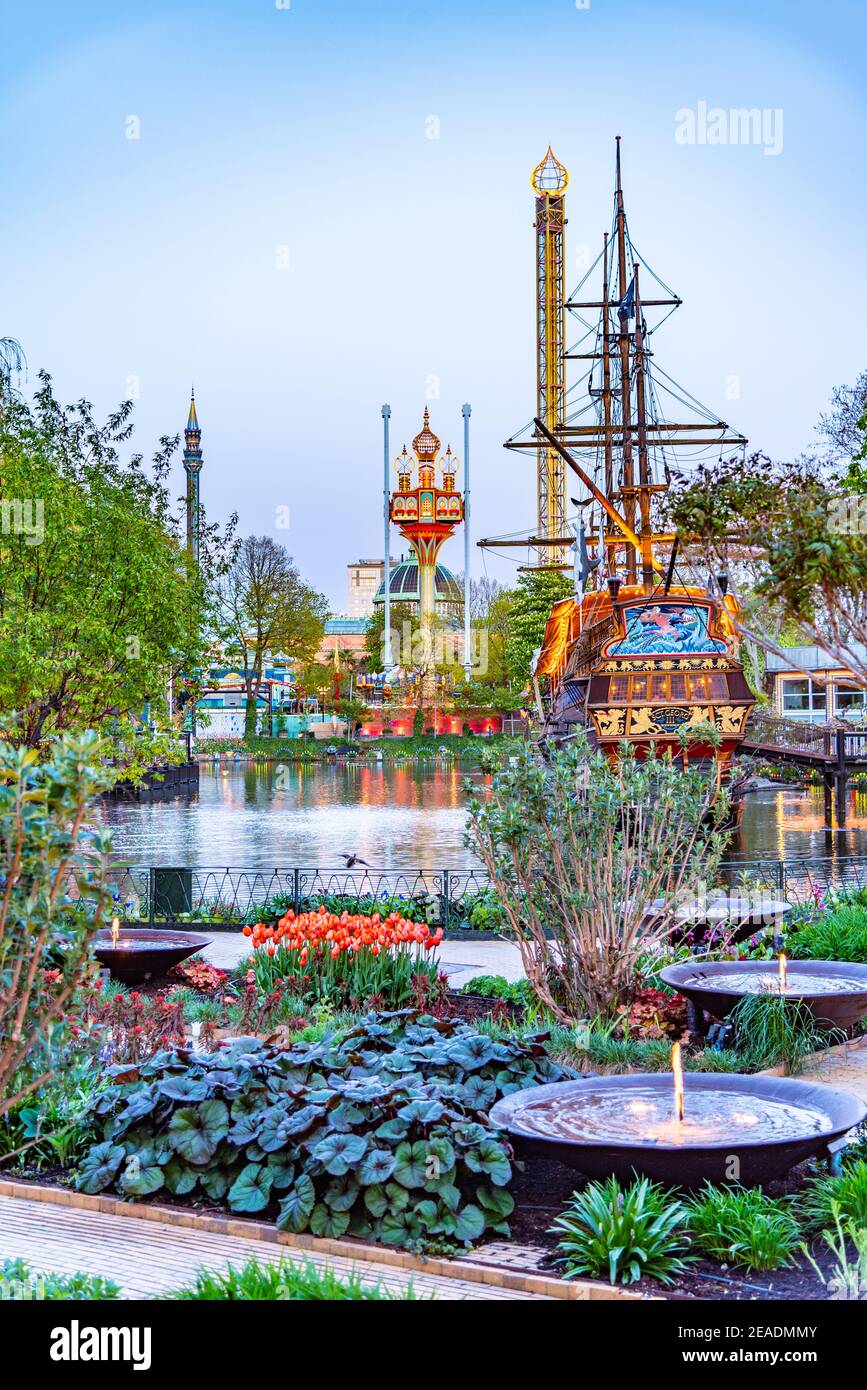 Restaurant sous forme de bateau pirate au parc d'attractions Tivoli Gardens de Copenhague, Danemark Banque D'Images