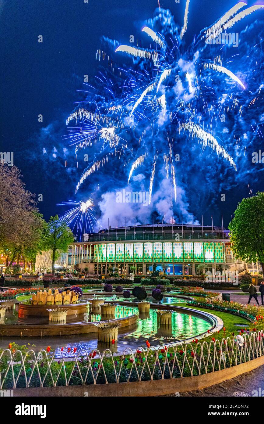 Feux D'artifice À Minuit Au-Dessus De La Salle De Concert Du Parc  D'attractions Tivoli À Copenhague, Danemark Photo Stock - Alamy