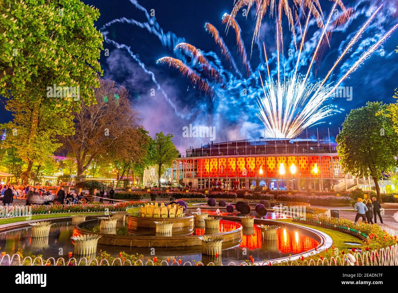 Feux D'artifice À Minuit Au-Dessus De La Salle De Concert Du Parc  D'attractions Tivoli À Copenhague, Danemark Photo Stock - Alamy