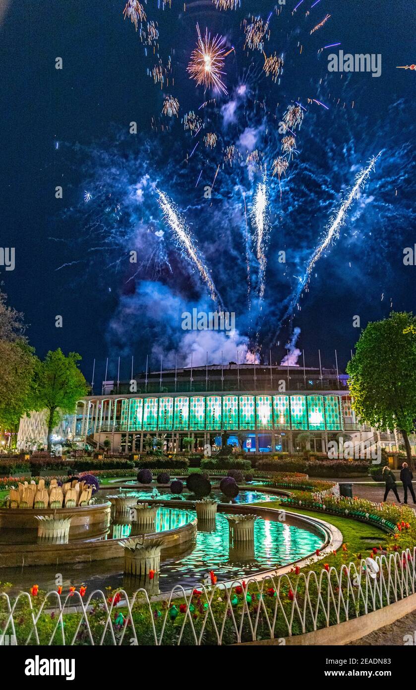 Feux D'artifice À Minuit Au-Dessus De La Salle De Concert Du Parc  D'attractions Tivoli À Copenhague, Danemark Photo Stock - Alamy