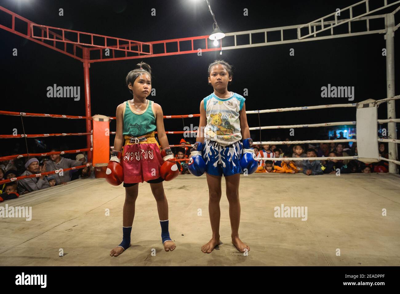 Deux boxeurs pour filles avant le début du combat Banque D'Images