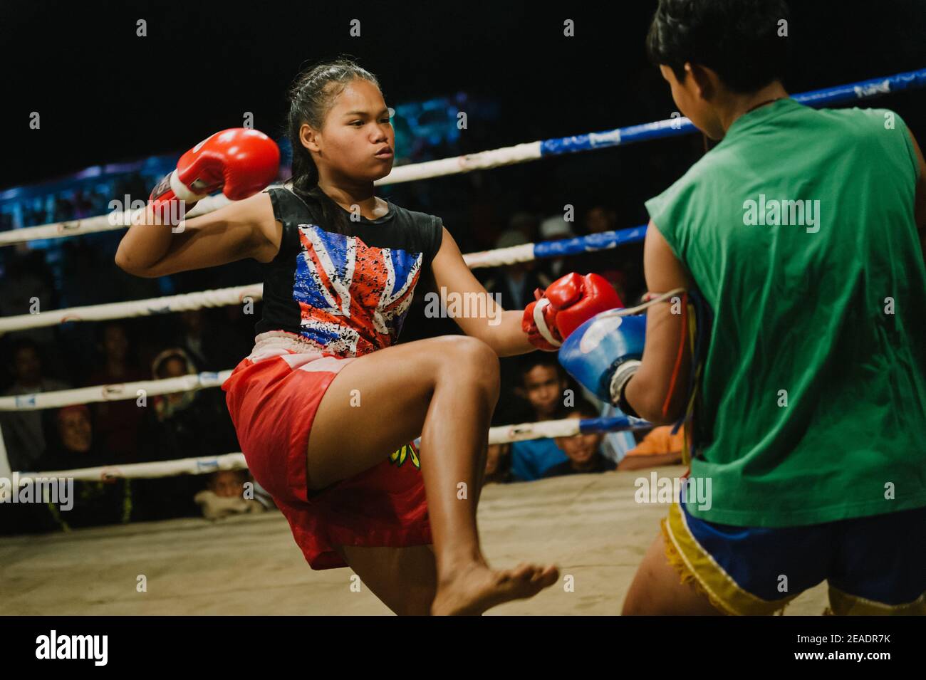 Muay Thai fille combattant pendant le combat 2 Banque D'Images