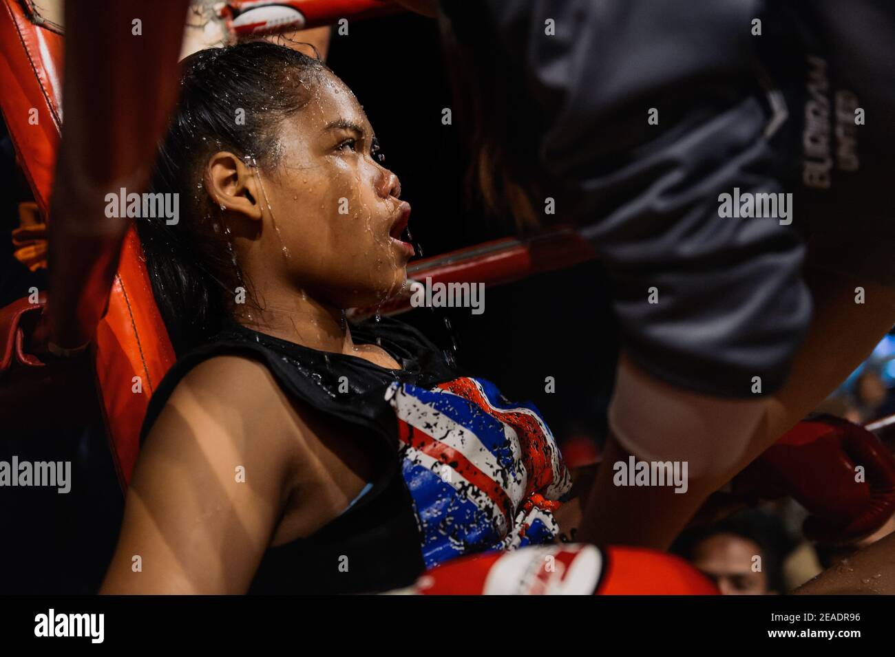 Muay Thai fille boxer souffle pour l'air Banque D'Images