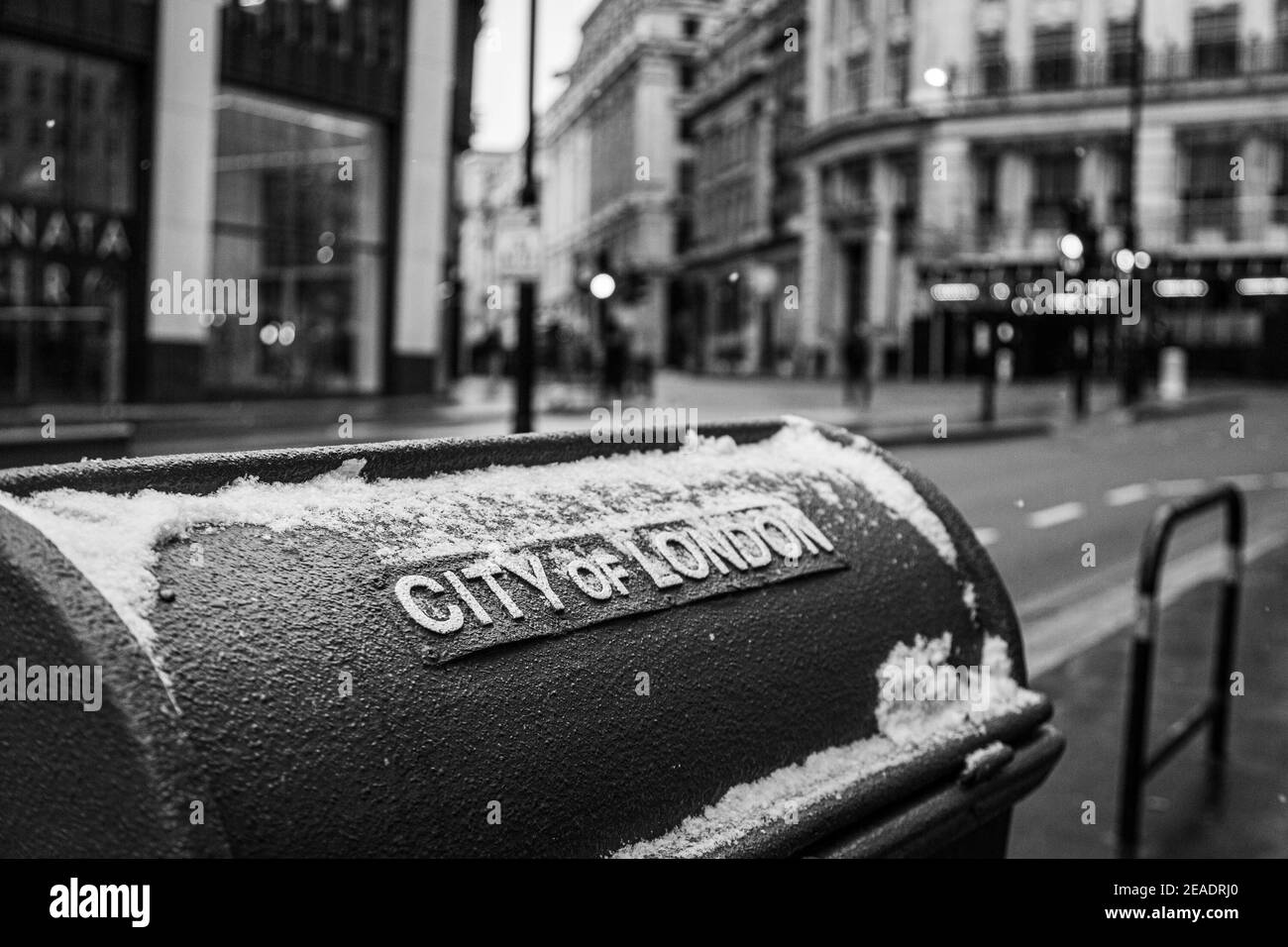 Ville de Londres bin dans le centre de Londres pendant une journée de neige en hiver. Rue en arrière-plan. Banque D'Images