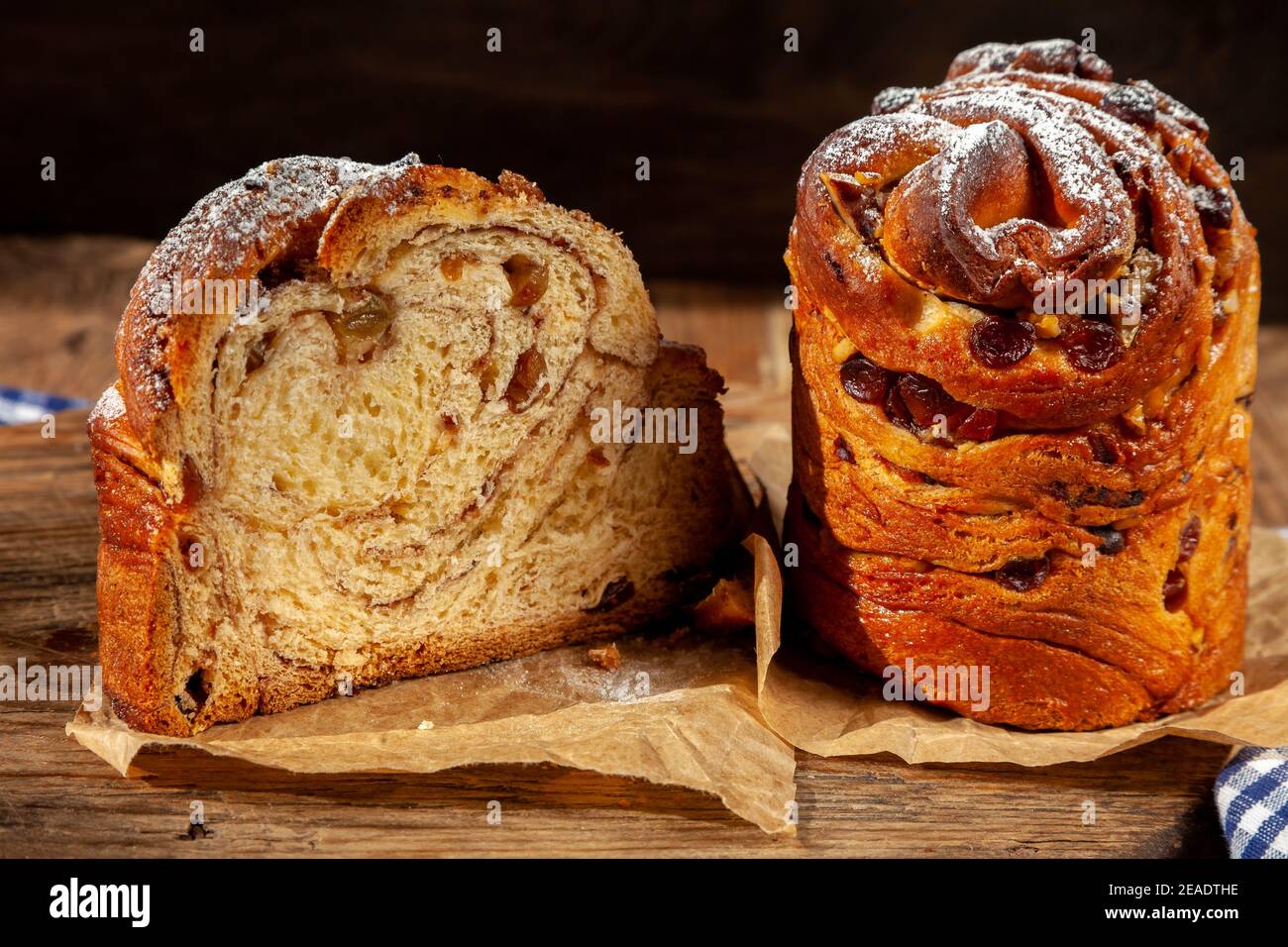 Kraffin gâteau de Pâques. Kraffins aux raisins secs, fruits confits et graines de pavot, arrosés de sucre en poudre. Gros plan de gâteau maison. Brut. Banque D'Images