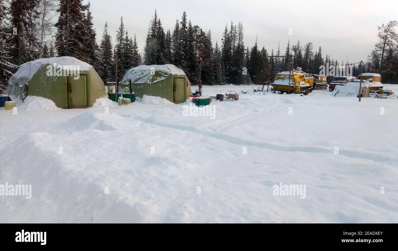 Camp géologique et géophysique d'hiver en Sibérie. Tentes de sauvetage gonflables. Véhicules à chenilles pour travailler dans des conditions difficiles. Banque D'Images