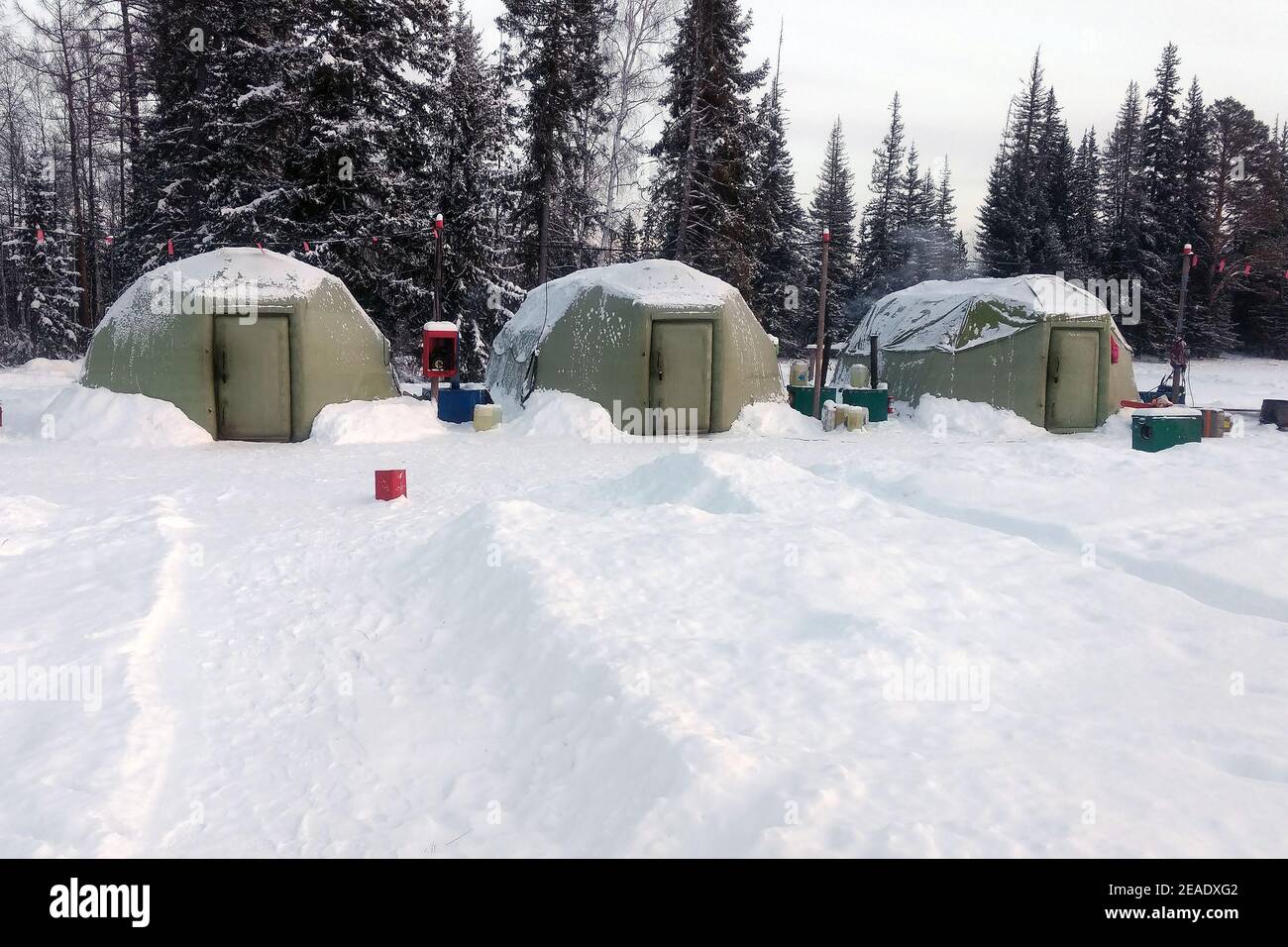 Tentes de sauvetage gonflables dans la neige. Modules de secours pour les conditions hivernales Banque D'Images