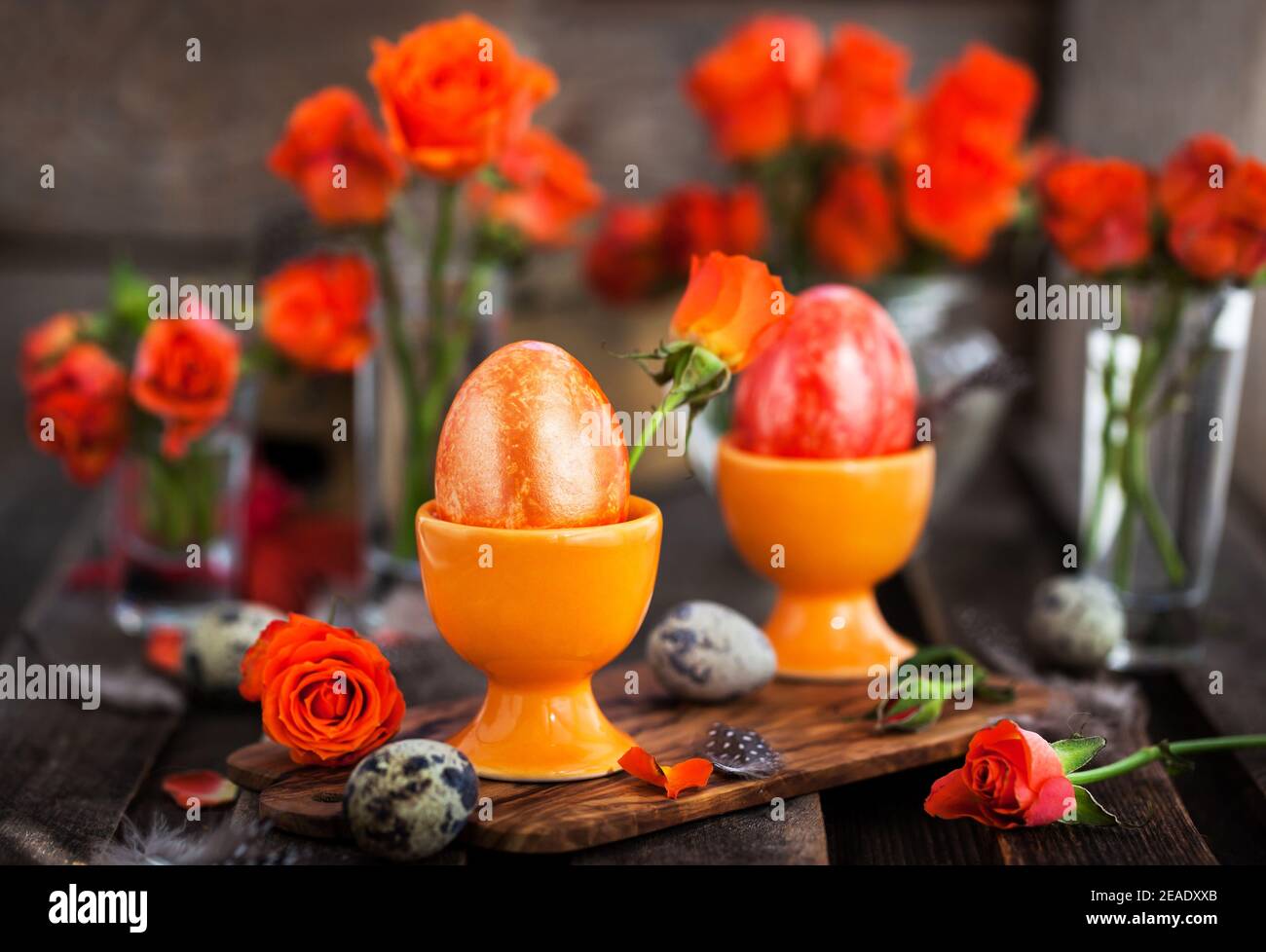 Pâques coloré peint oeufs orange et roses, concept de vacances de printemps Banque D'Images