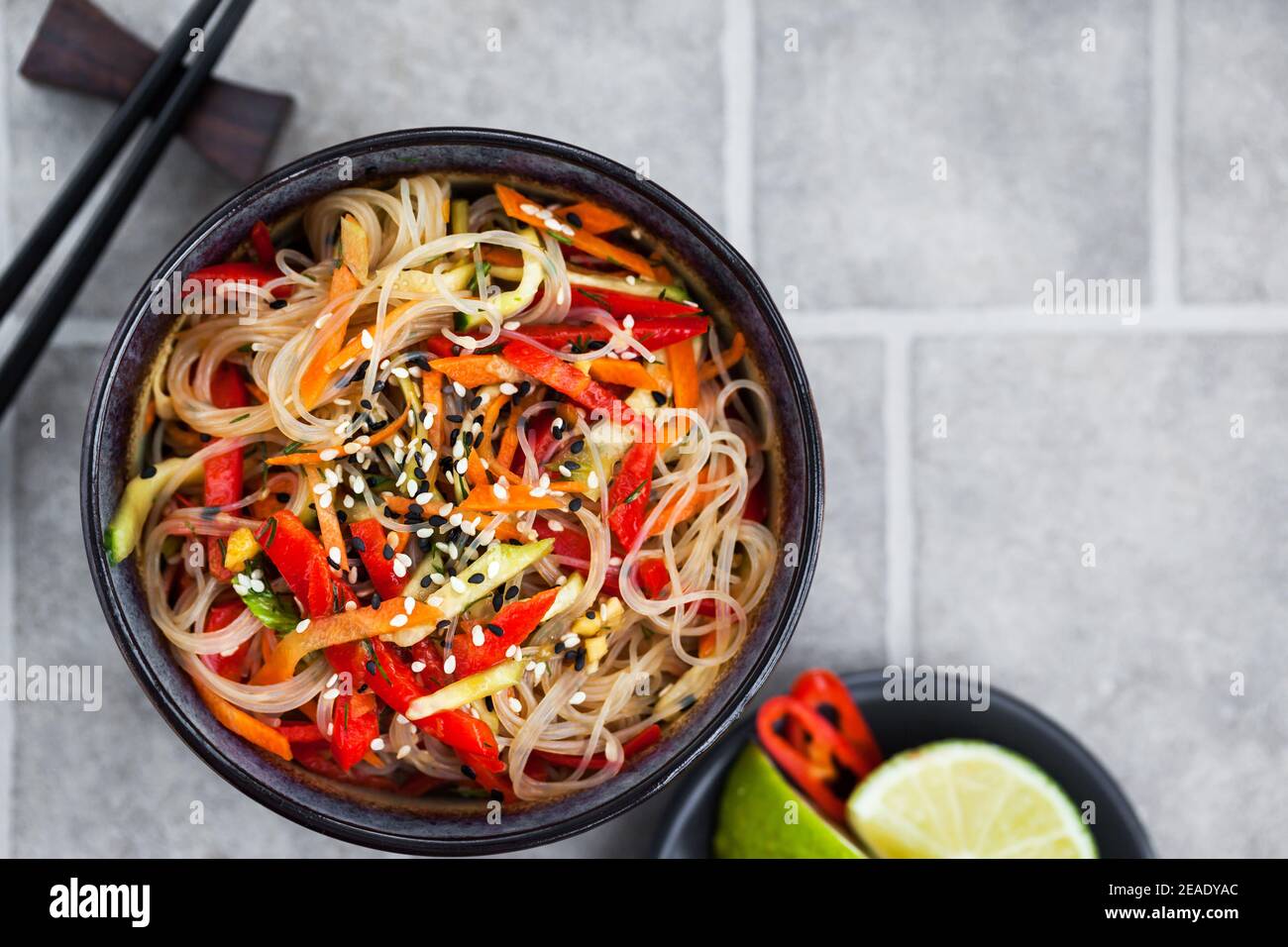 Délicieux riz asiatique aux légumes nouilles de verre Banque D'Images