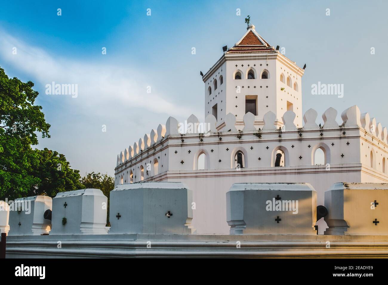 POM Phra Sumen (fort de Phra Sumen) avec fond bleu ciel, route Phra Athit, Bangkok, Thaïlande. Banque D'Images