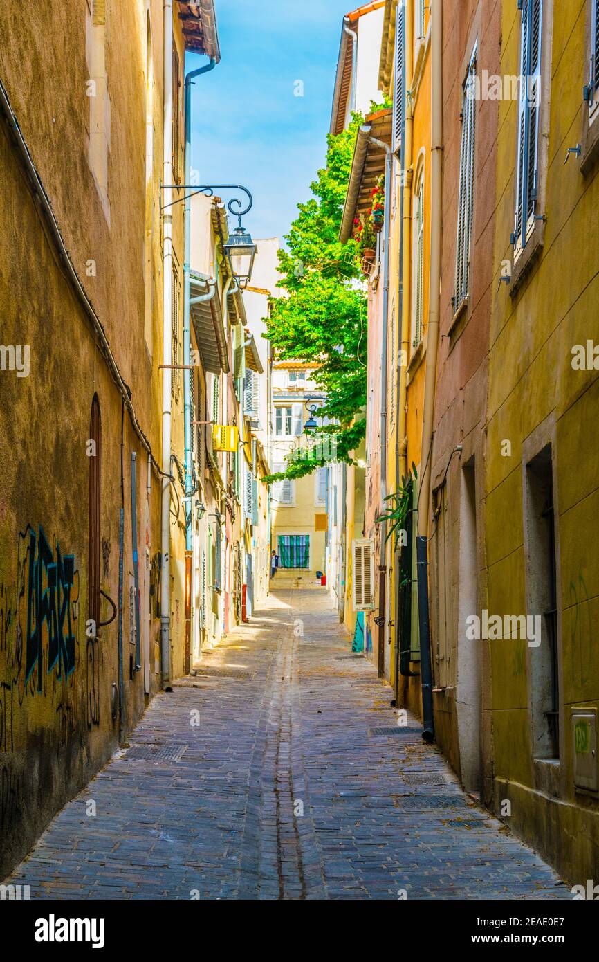 Une rue étroite dans le quartier le Panier de Marseille, France Banque D'Images