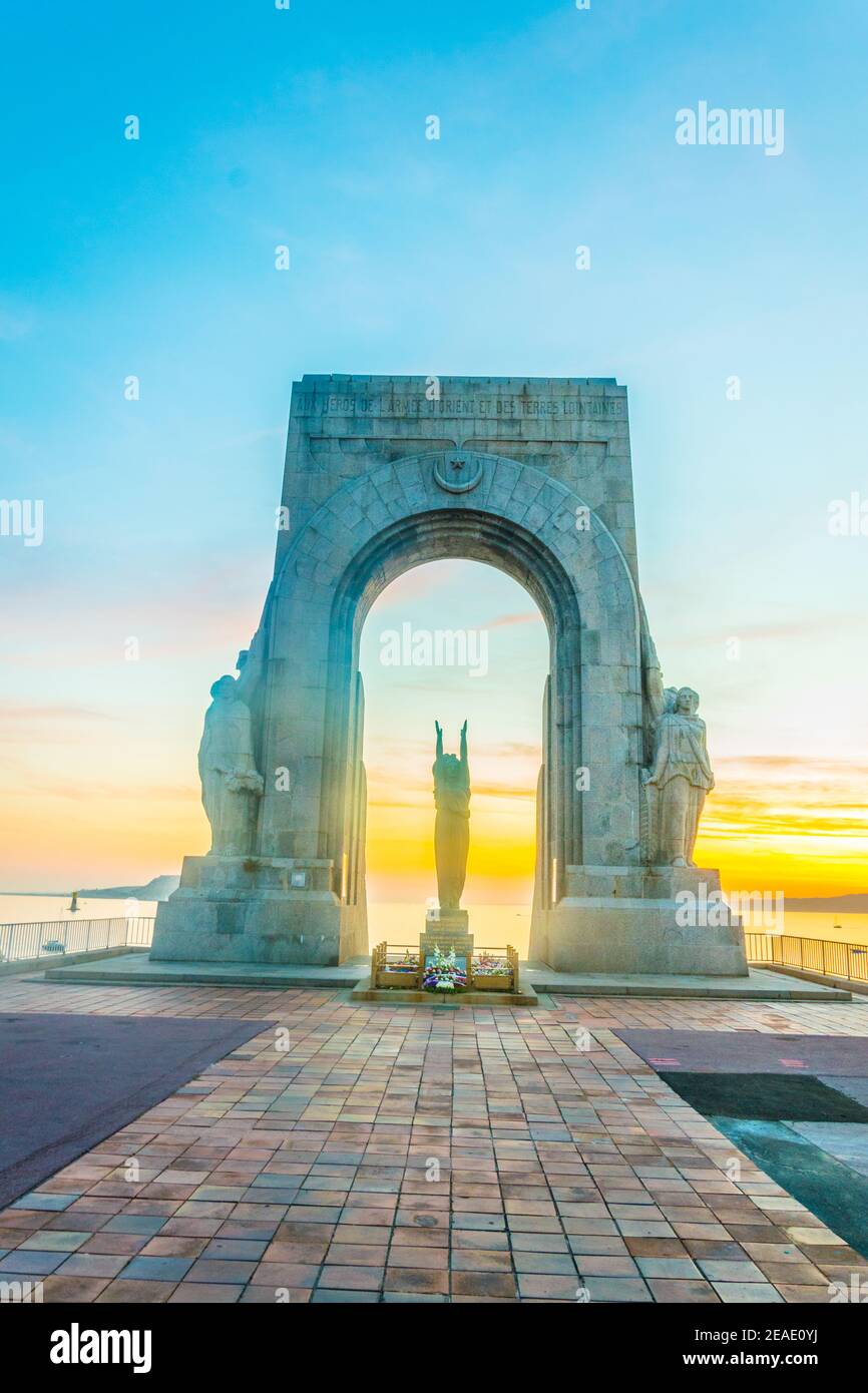 Vue sur le coucher du soleil la porte de l'Orient monument situé à  Marseille, France Photo Stock - Alamy