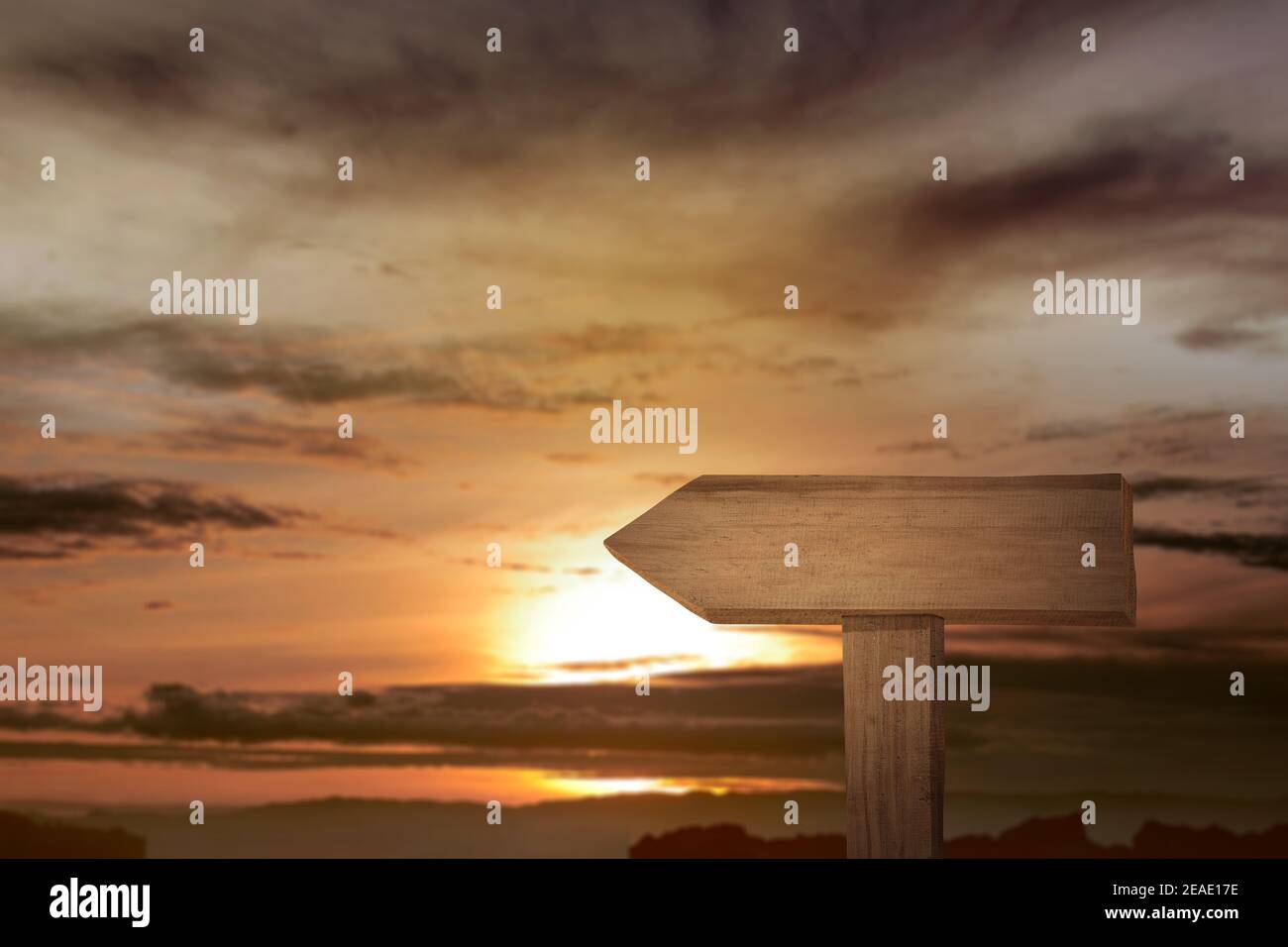 Panneau en bois vierge avec fond ciel de coucher de soleil. Bois vierge pour l'espace de copie Banque D'Images