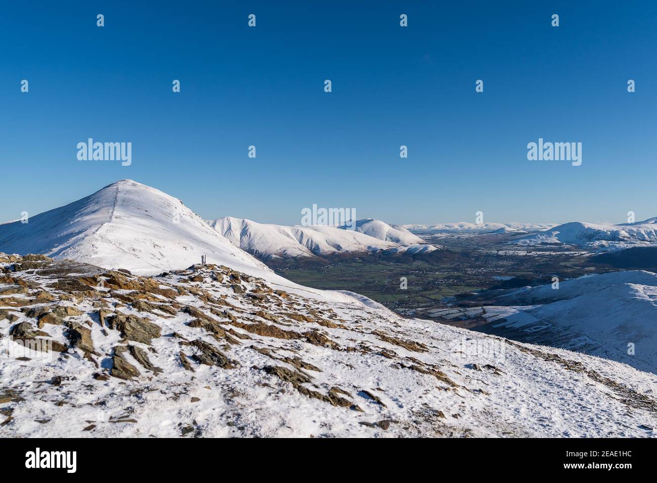 Sommet de montagne enneigé d'hiver dans le Cumbrian Lake District Fells Banque D'Images