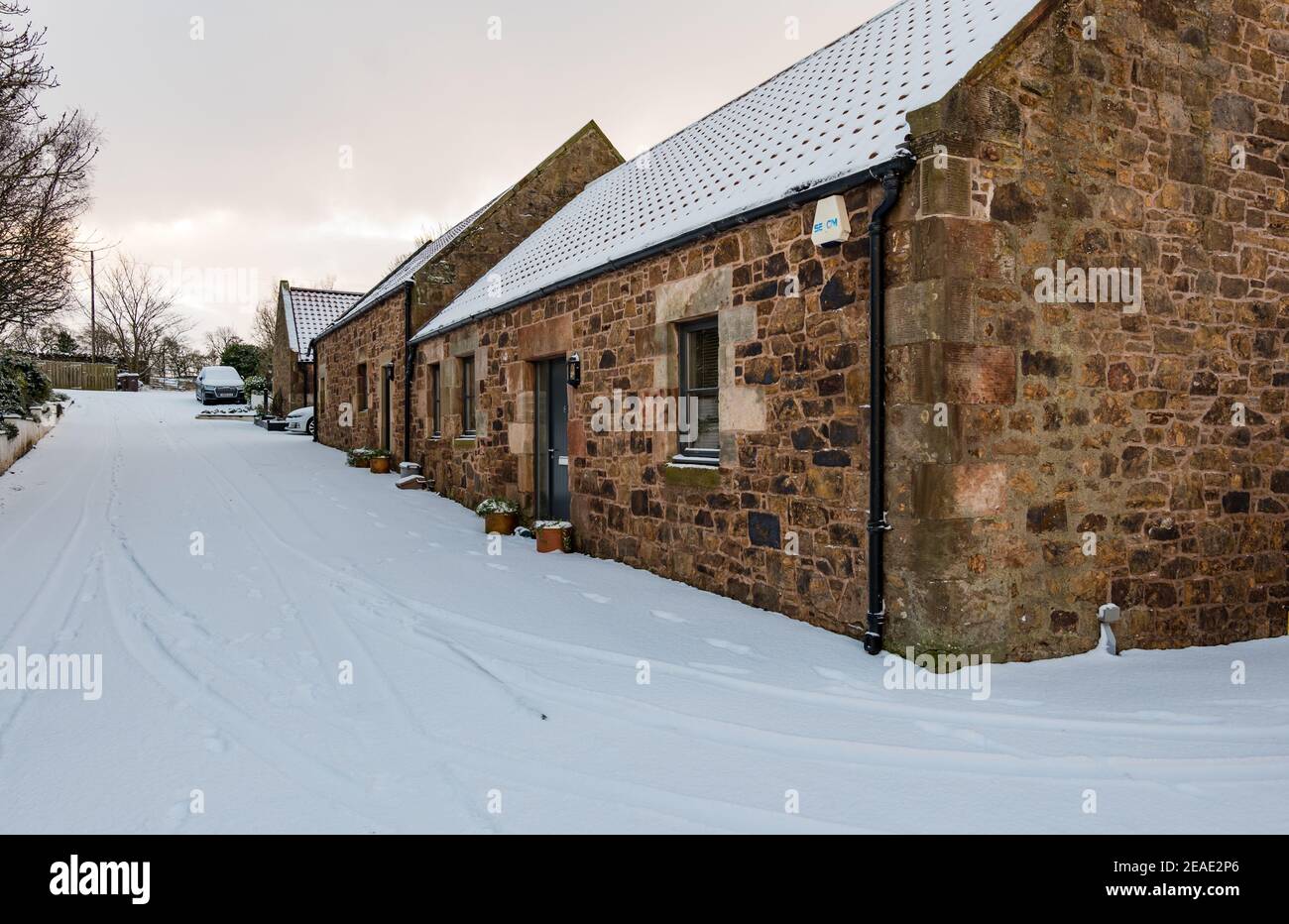 East Lothian, Écosse, Royaume-Uni, 9 février 2021. Météo au Royaume-Uni : les habitants se sont réveillés à la neige ce matin avec un chalet et une ruelle couverte de neige Banque D'Images