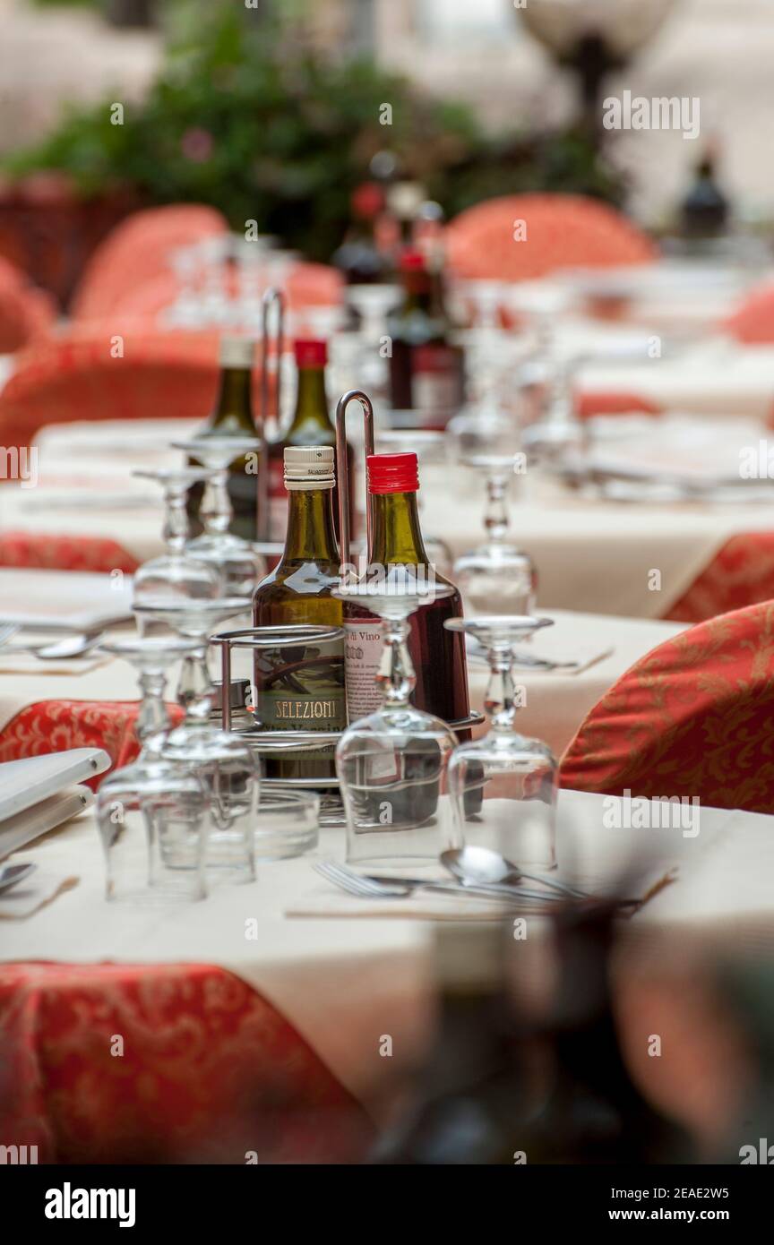 Tables à l'extérieur d'un restaurant à Malcesine, Lac de Garde, Italie. Banque D'Images