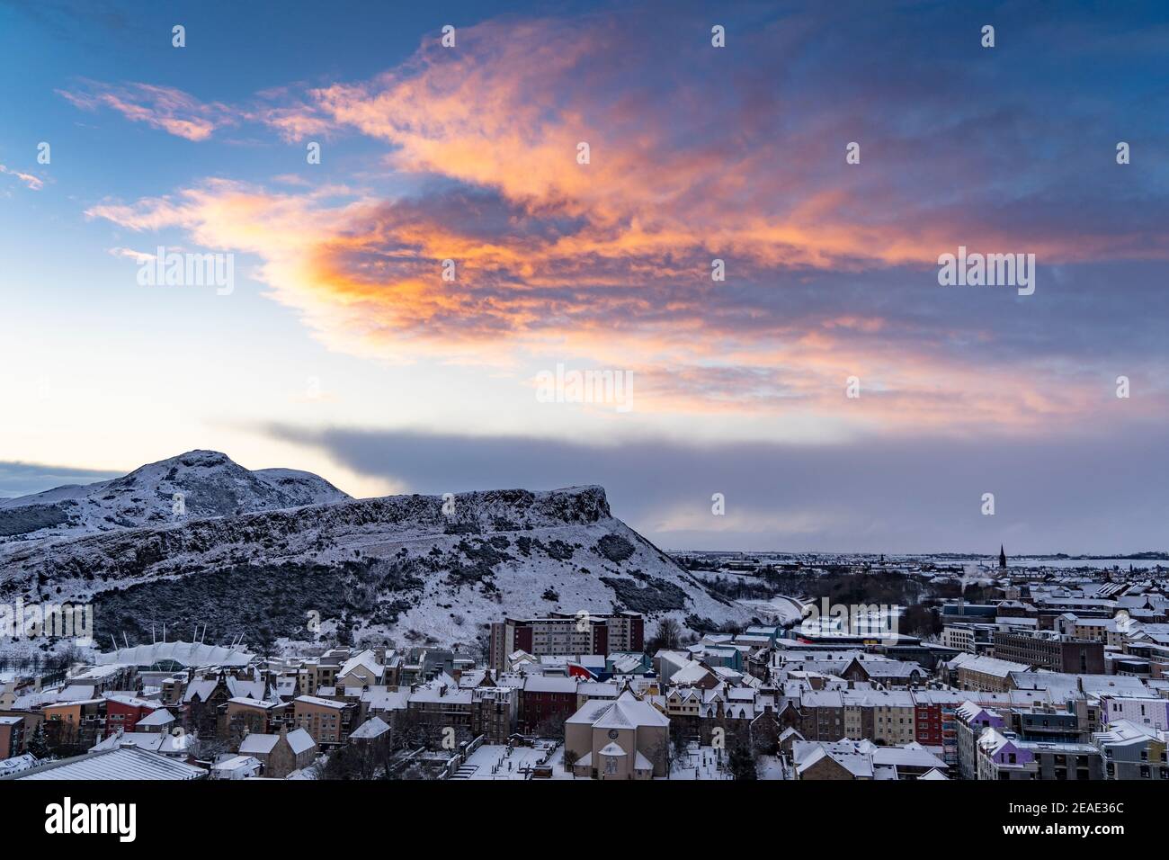 Édimbourg, Écosse, Royaume-Uni. 9 févr. 2021. Le gros gel se poursuit au Royaume-Uni avec Storm Darcy qui amène plusieurs centimètres de neige à Édimbourg pendant la nuit. Photo : ciel rouge au lever du soleil sur Arthurs Seat et Salisbury Crags. Iain Masterton/Alamy Live News Banque D'Images