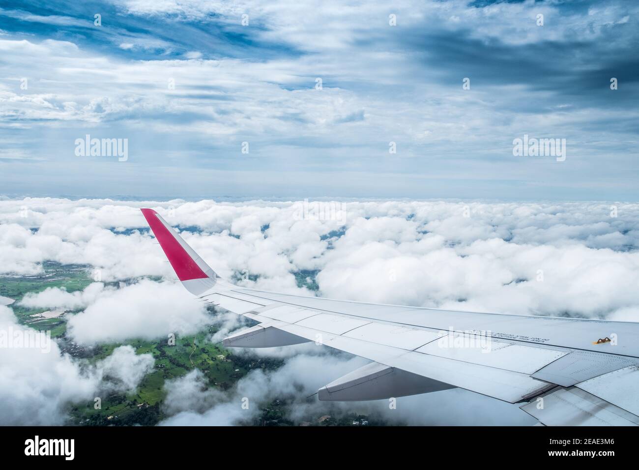 Vue depuis la fenêtre de l'avion, aile d'un avion volant au-dessus des nuages avec ciel bleu. Banque D'Images