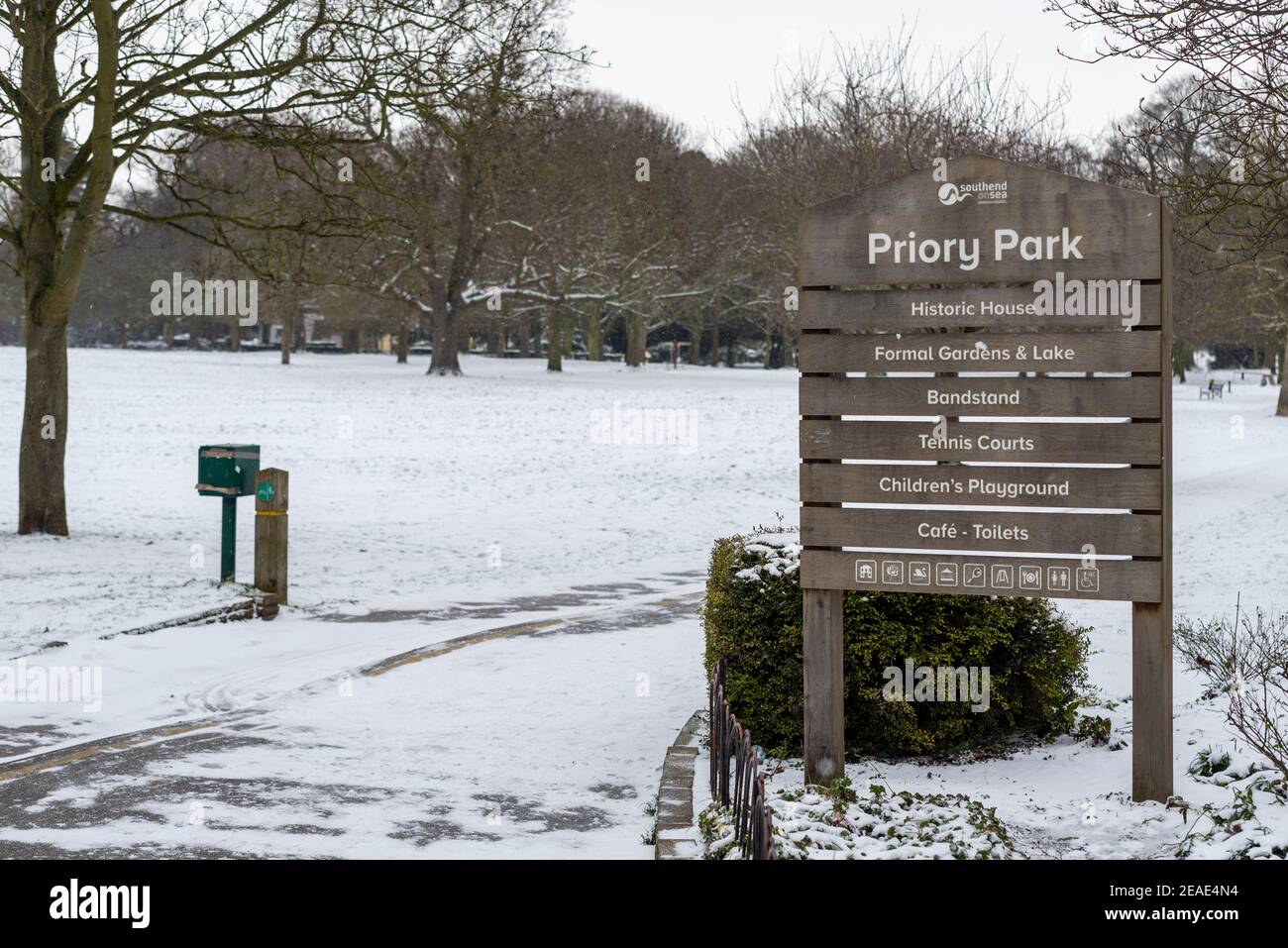 Priory Park à Southend on Sea, Essex, Royaume-Uni, avec de la neige provenant de Storm Darcy. Panneau d'entrée indiquant les attractions du parc. Arbres d'hiver Banque D'Images