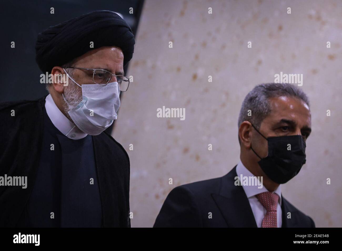 Bagdad, Irak. 09e février 2021. Faiq Zidan (R), Président du Conseil judiciaire suprême iraquien, reçoit Ebrahim Raisi, juge en chef de l'Iran, avant leur réunion au siège du conseil à Bagdad. Raisi et son homologue ont signé des mémorandums d'accord pour renforcer la coopération judiciaire et juridique entre l'Iraq et l'Iran. À son arrivée, Raisi a visité le site près de l'aéroport international de Bagdad où Qasem Soleimani, commandant de l'IRGC Quds Force, a été tué lors d'une frappe de drone américaine le 03 janvier 2020. Credit: Ameer Al Mohmedaw/dpa/Alamy Live News Banque D'Images