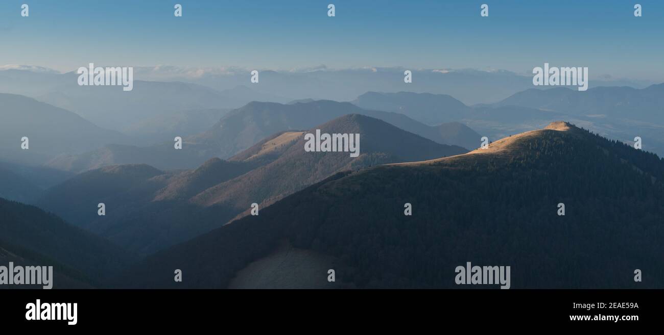 Vue sur le paysage de la montagne Mala Fatra depuis la montagne Velky Rozsutec, République slovaque Banque D'Images