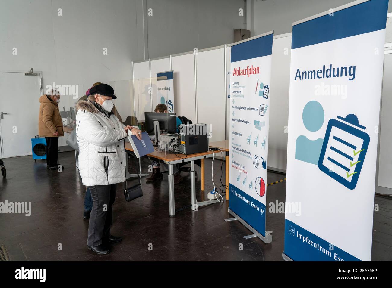 Commencer dans le centre de vaccination pour la vaccination corona, dans un hall à Messe Essen, pour les personnes de plus de 80 ans qui ne vivent pas dans des maisons de soins infirmiers, v Banque D'Images