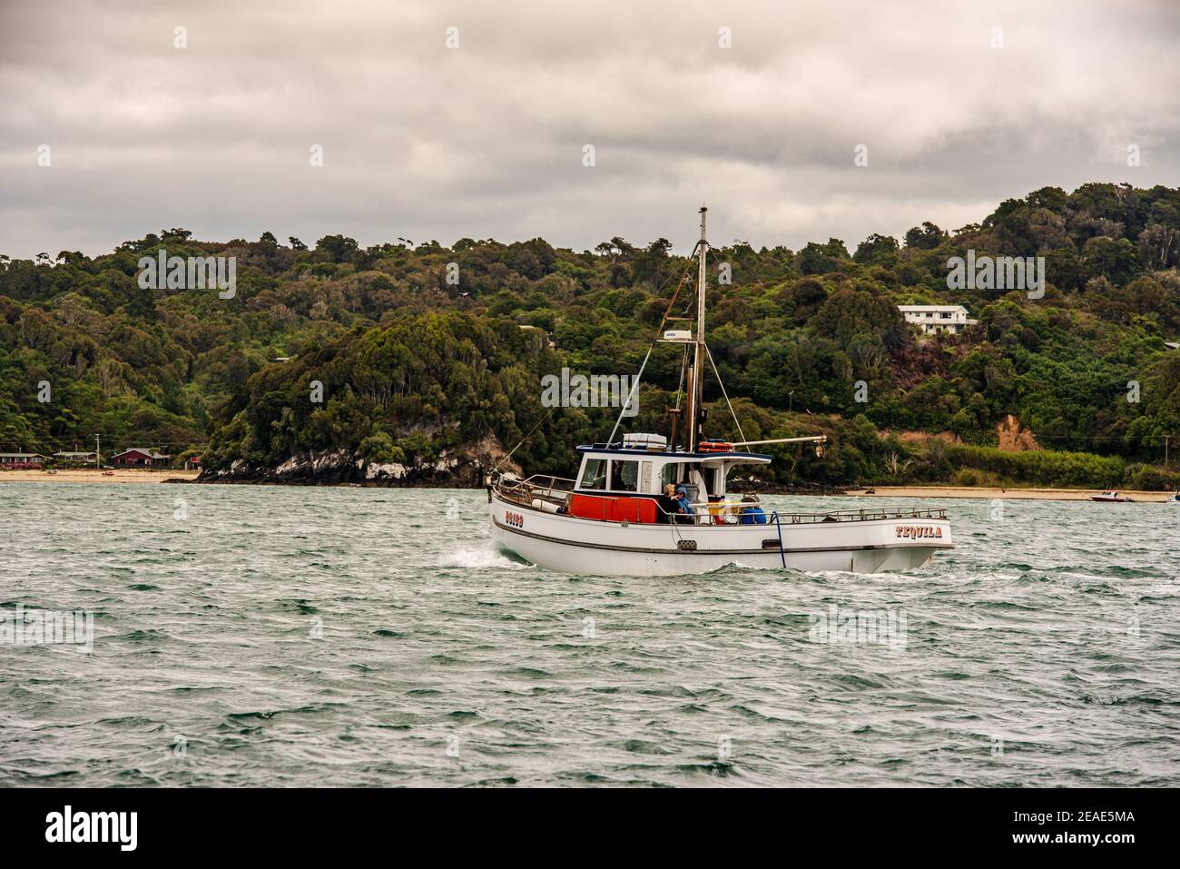 Île Stewart, mer de Tasmanie, Nouvelle-Zélande-- 22 février 2018. Une prise de vue longue distance avec un téléobjectif d'un bateau de pêche au large de l'île Stewart dans le Banque D'Images