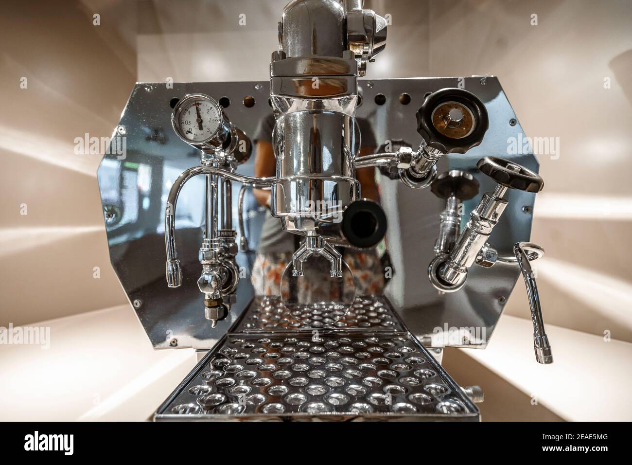 Gros plan sur une machine à café professionnelle d'époque Banque D'Images