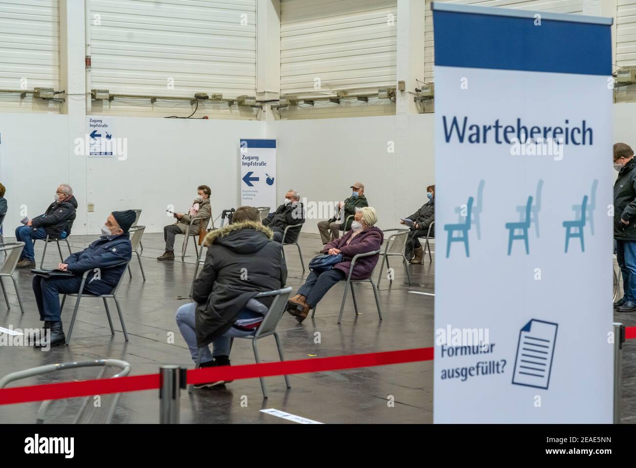 Commencer dans le centre de vaccination pour la vaccination corona, dans un hall à Messe Essen, pour les personnes de plus de 80 ans qui ne vivent pas dans des maisons de soins infirmiers, W Banque D'Images