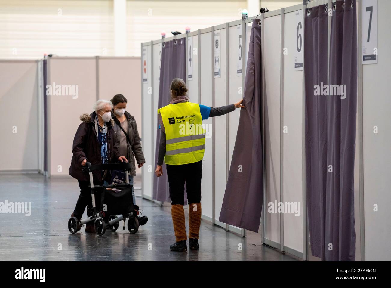 Commencer dans le centre de vaccination pour la vaccination corona, dans un hall à Messe Essen, pour les personnes de plus de 80 ans qui ne vivent pas dans des maisons de soins infirmiers, v Banque D'Images