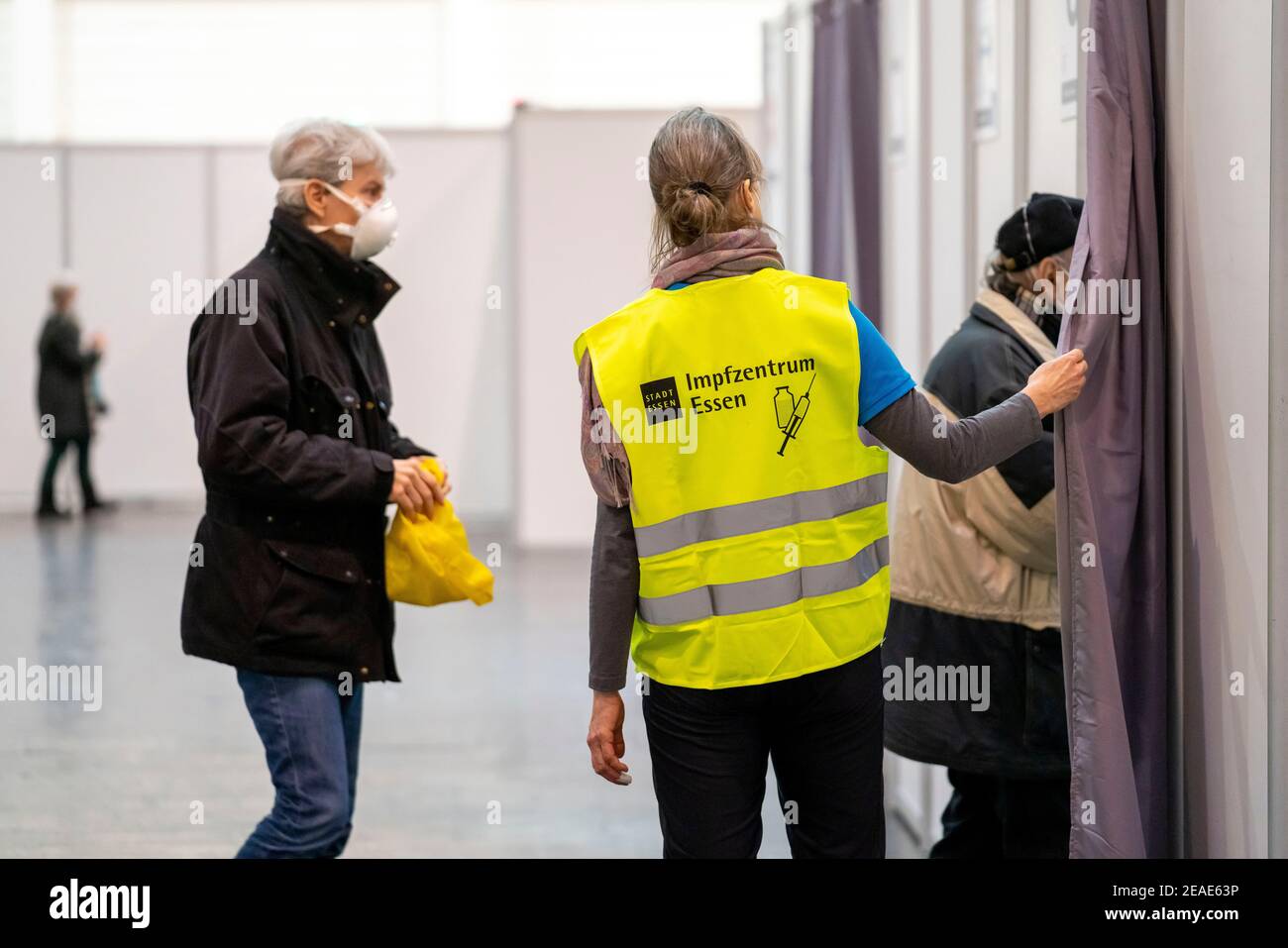 Commencer dans le centre de vaccination pour la vaccination corona, dans un hall à Messe Essen, pour les personnes de plus de 80 ans qui ne vivent pas dans des maisons de soins infirmiers, v Banque D'Images