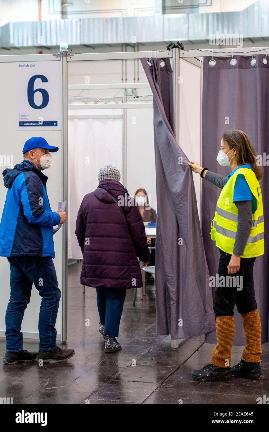 Commencer dans le centre de vaccination pour la vaccination corona, dans un hall à Messe Essen, pour les personnes de plus de 80 ans qui ne vivent pas dans des maisons de soins infirmiers, v Banque D'Images