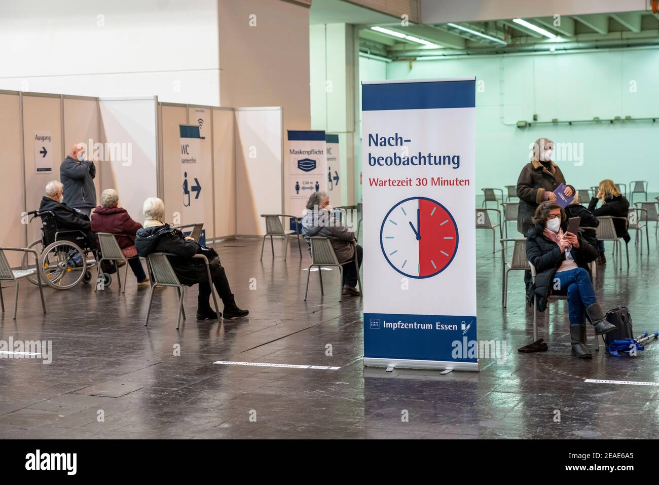 Commencer dans le centre de vaccination pour la vaccination corona, dans un hall à Messe Essen, pour les personnes de plus de 80 ans qui ne vivent pas dans des maisons de soins infirmiers, F Banque D'Images