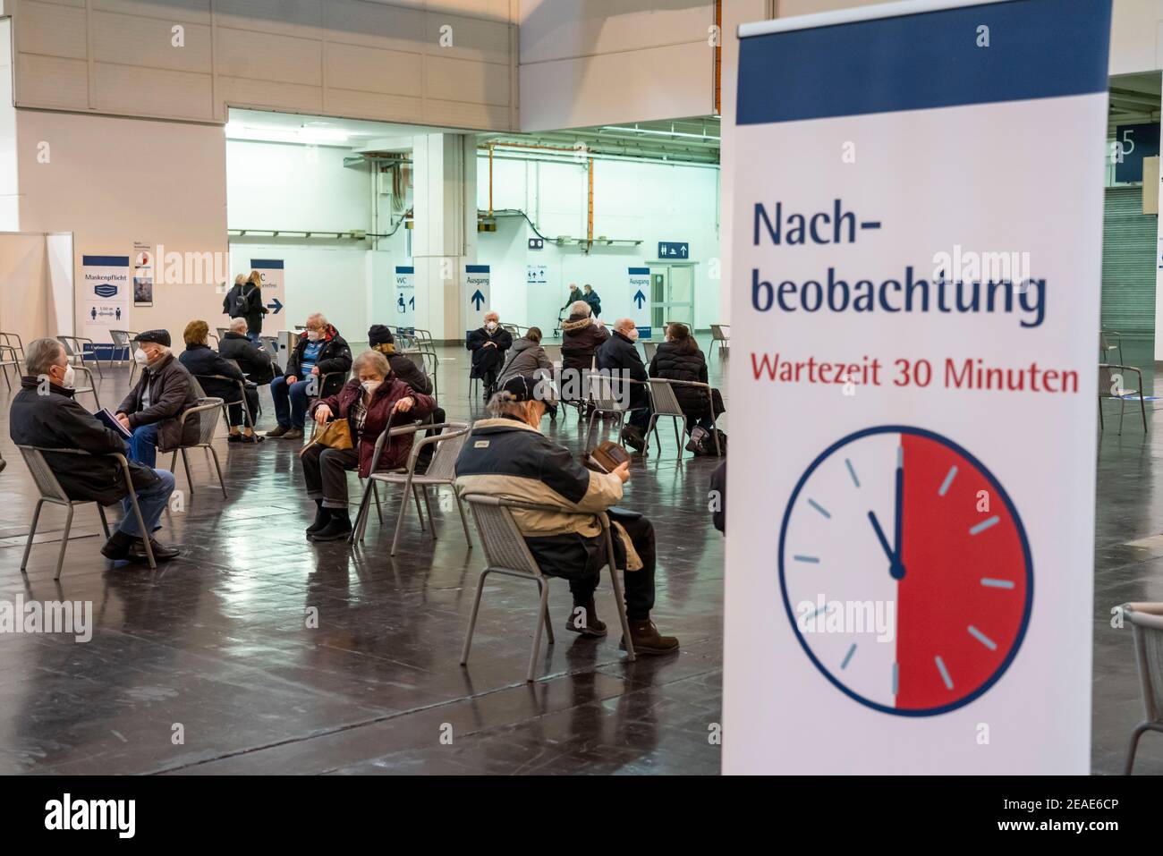Commencer dans le centre de vaccination pour la vaccination corona, dans un hall à Messe Essen, pour les personnes de plus de 80 ans qui ne vivent pas dans des maisons de soins infirmiers, F Banque D'Images