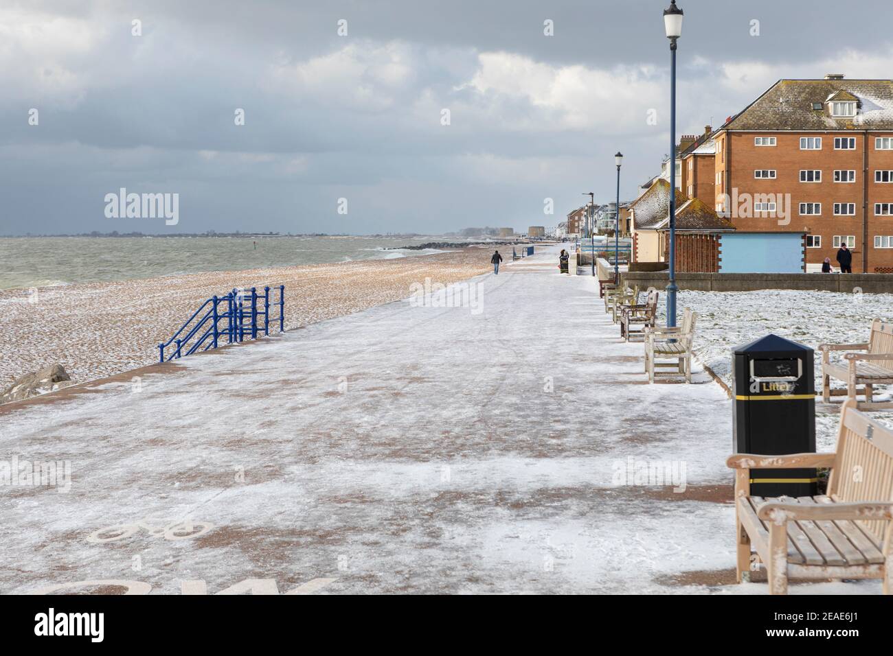 Une parade marine déserte, Hythe, Kent, le matin d'hivers enneigés Banque D'Images
