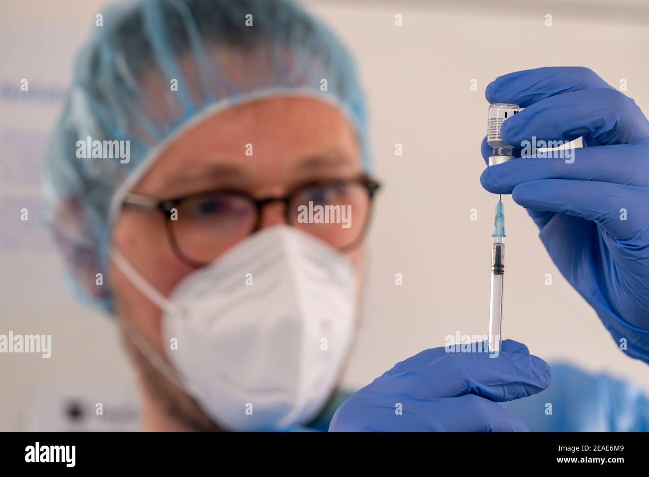 Commencer dans le centre de vaccination pour la vaccination corona, dans un hall à Messe Essen, pour les personnes de plus de 80 ans qui ne vivent pas dans des maisons de soins infirmiers, Banque D'Images