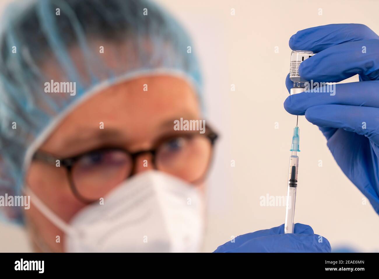 Commencer dans le centre de vaccination pour la vaccination corona, dans un hall à Messe Essen, pour les personnes de plus de 80 ans qui ne vivent pas dans des maisons de soins infirmiers, Banque D'Images